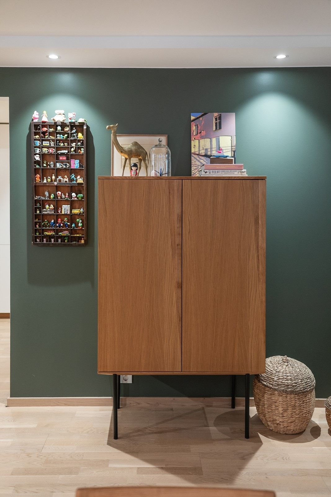 Downlights i taket gir god og jevn belysning i oppholdsrommet. ELKO Smarthub er installert for lys og varme. Galleribilde