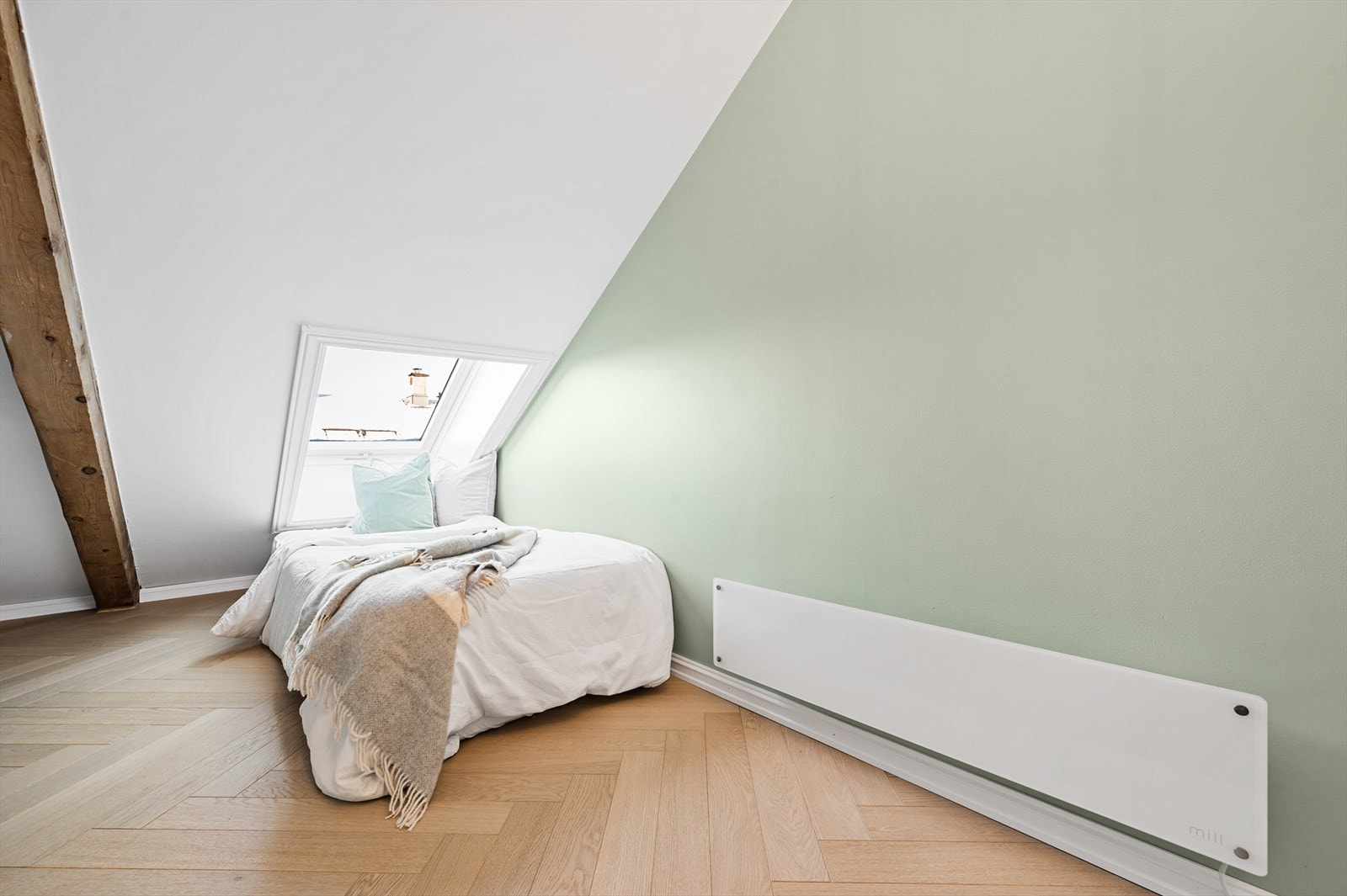 Leilighetens 2. soverom har skråtak med synlig bjelke, luftig takhøyde samt adkomst til hems Galleribilde