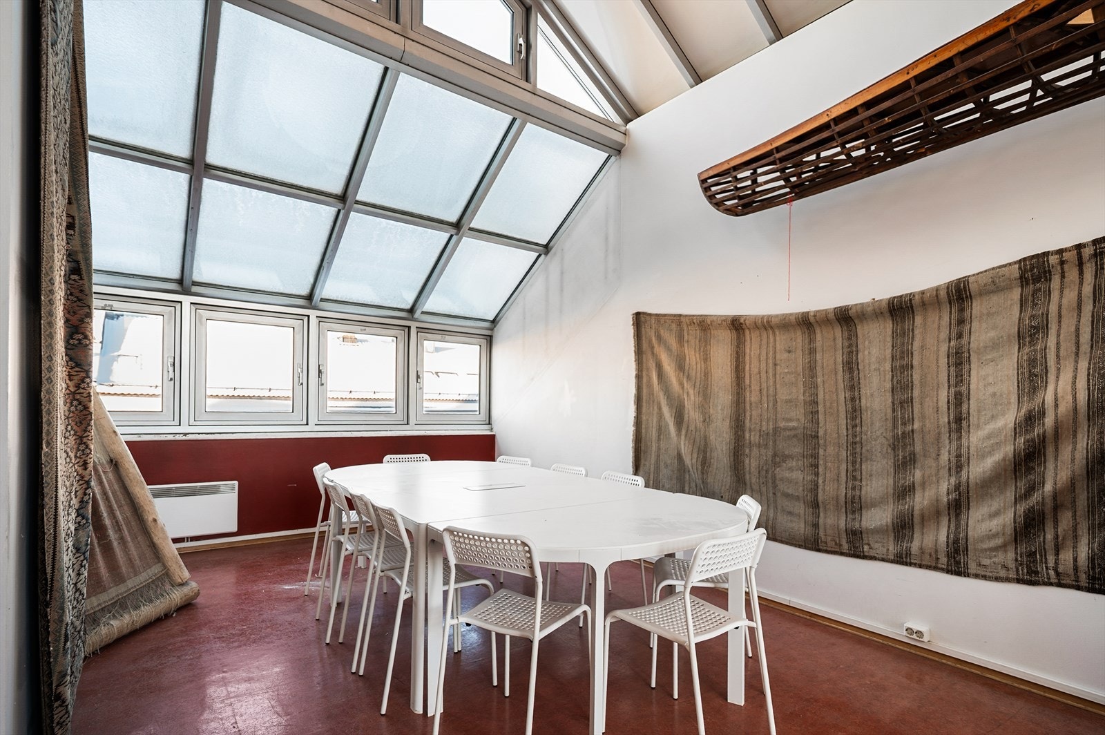 I 5. etasje finnes en lys gang med glasstak, innredet med stort bord. Et hyggelig rom som beboerne kan benytte seg av Galleribilde