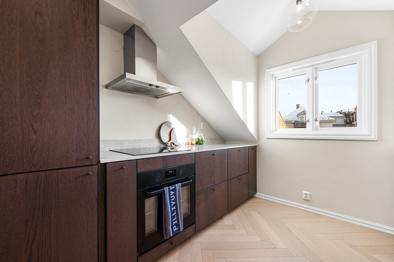 Kjøkkenet er praktisk utformet med store arbeidsflater og gode oppbevaringsløsninger Galleribilde