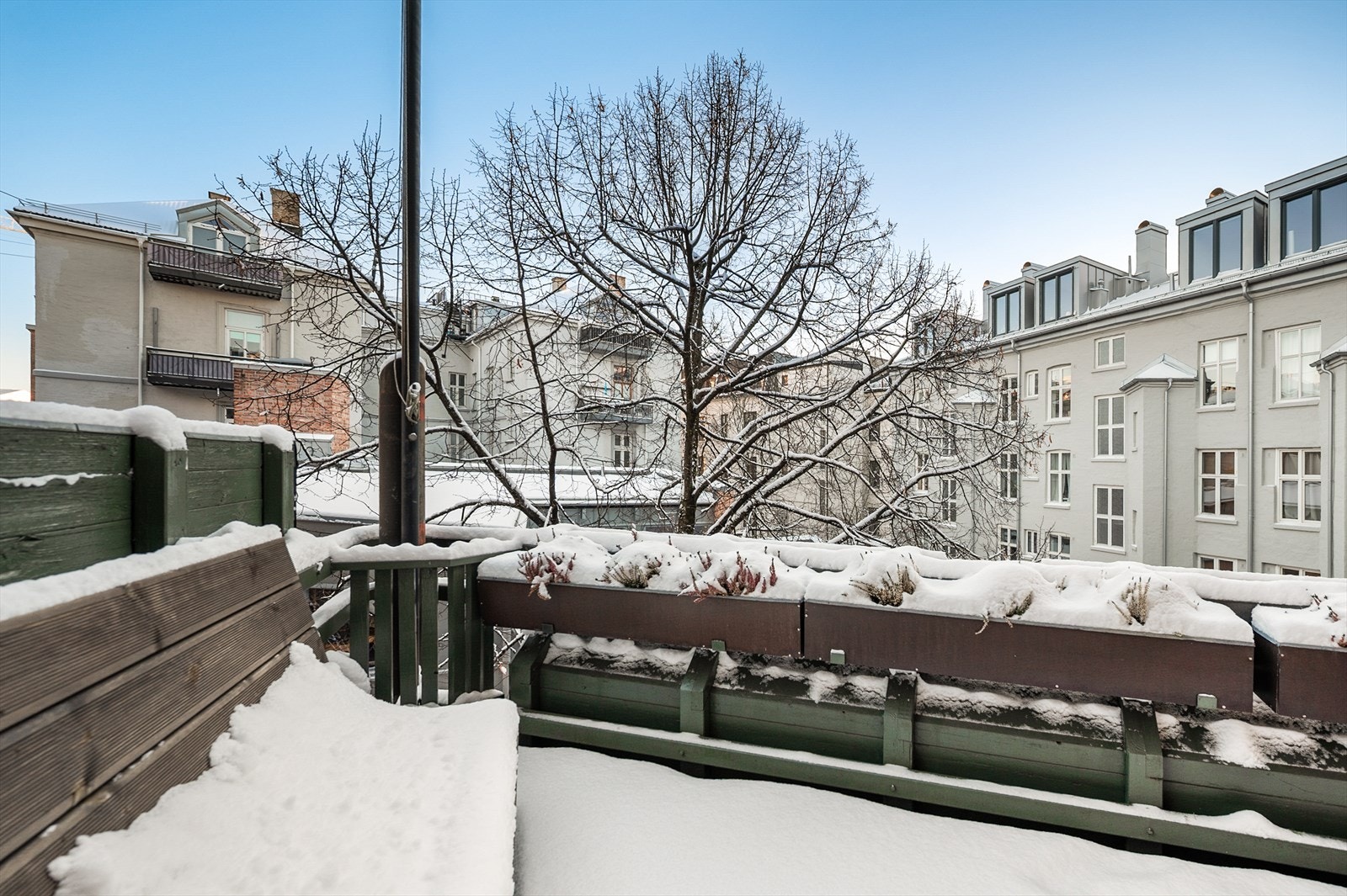 Sameiet har tre felles balkonger med gode solforhold, urter og blomster Galleribilde