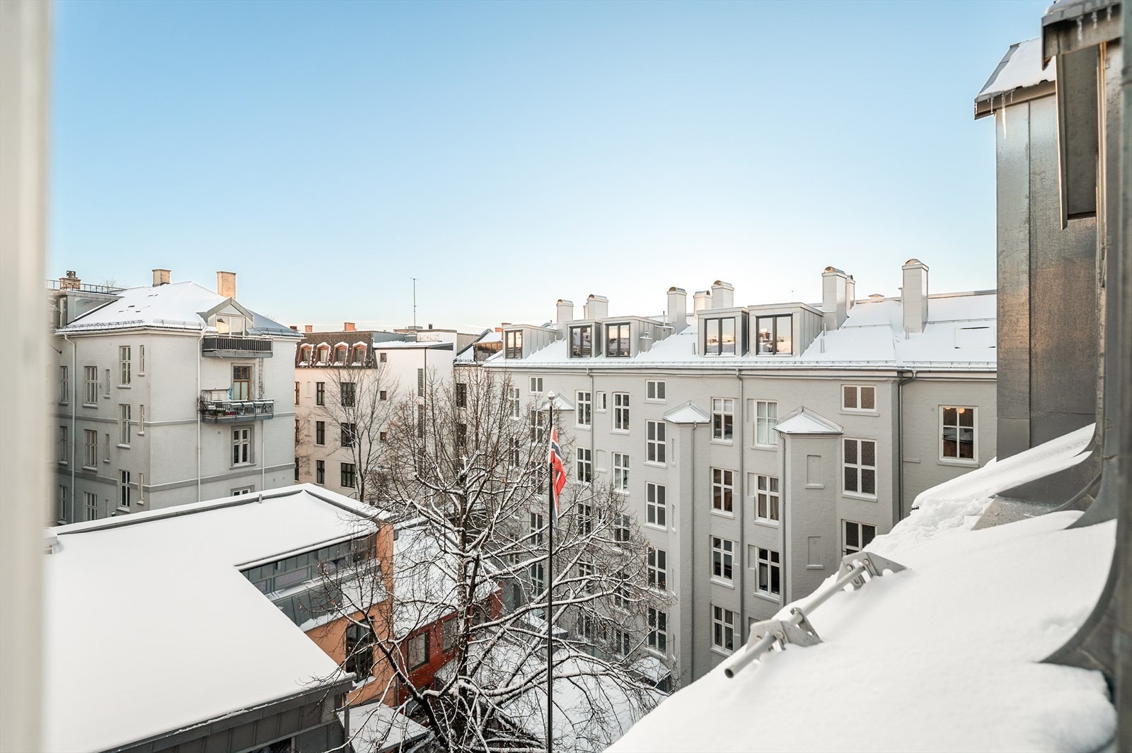 Vindusflatene sikrer naturlig lysinnslipp og utsikt over nærområdet | Usjenert og rolig Galleribilde