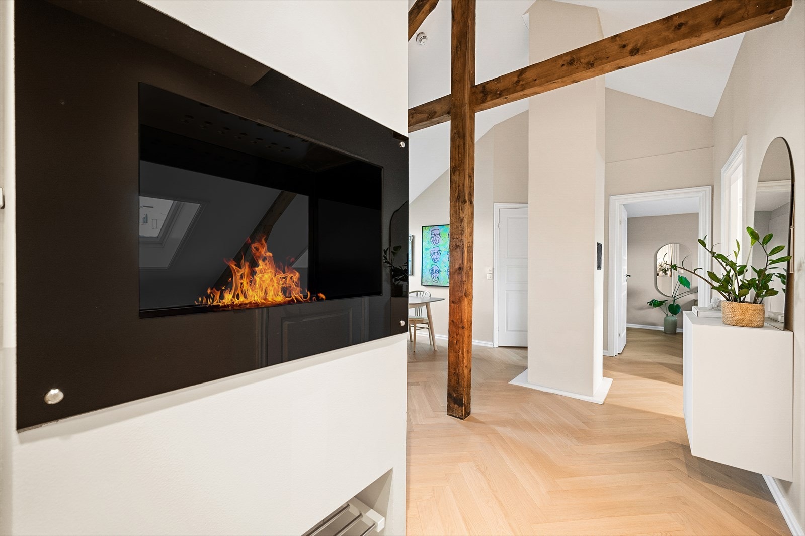 Entré med hellimt fiskebensparkett og gjennomgående biopeis. Lyst og luftig gjennom gode siktlinjer inn mot leilighetens øvrige rom med god takhøyde og skråtak Galleribilde