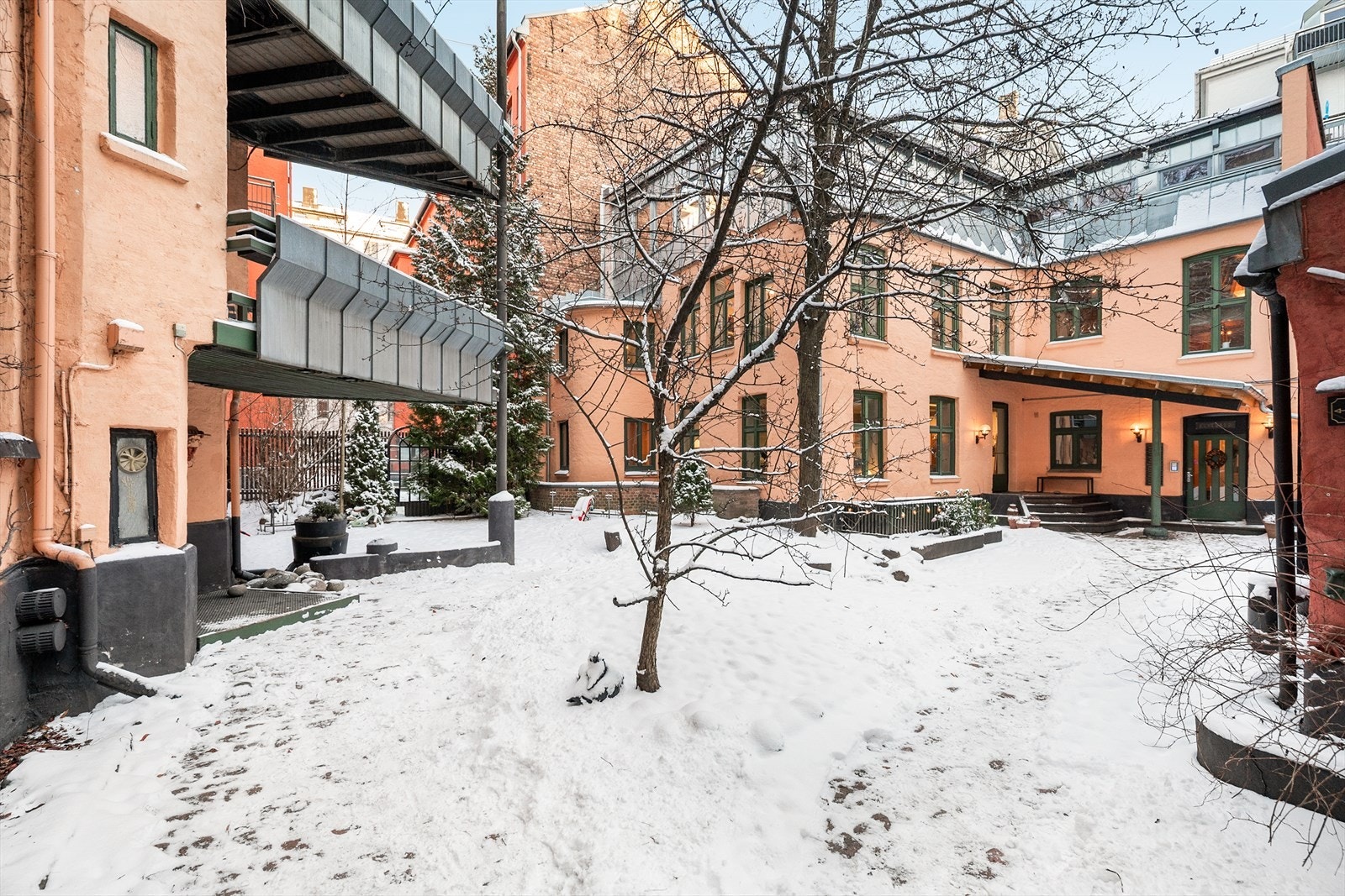 Bakgården er idyllisk, sjarmerende og pent opparbeidet, og tidligere kåret til Byens fineste bakgård Galleribilde