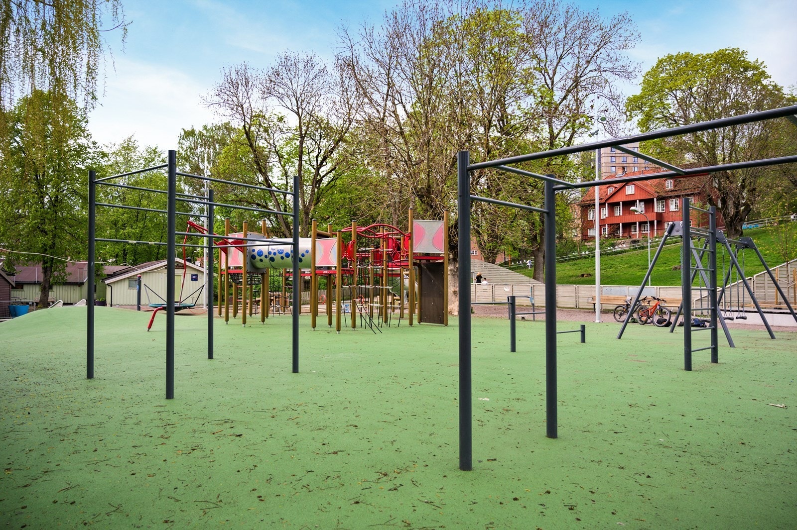 I nærområdet finnes også treningspark, fotballbaner, lekeplasser, skøytebane og tennisanlegg Galleribilde