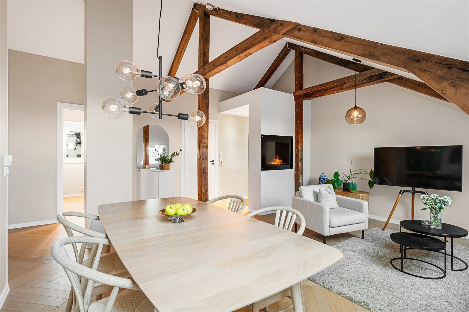 Gulvet er belagt med hellimt fiskebensparkett, og veggflatene er malt i fargen Kalk , som gir et rolig og tidløst preg Galleribilde