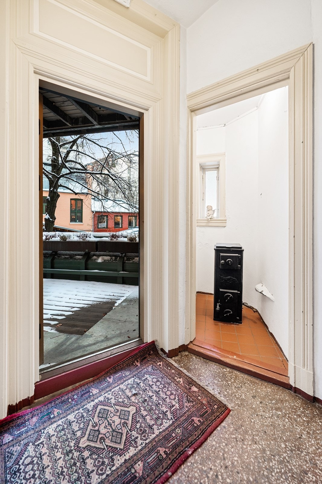 Sjarmerende og fin bygård med "Bibliotek" i oppgangen og felles balkonger Galleribilde