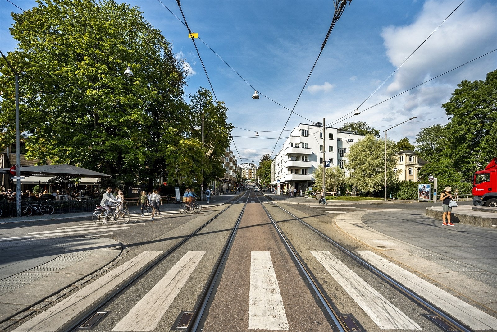 Offentlig kommunikasjon er svært godt dekket: det er ca. 200 meter til Bogstadveien buss- trikkeholdeplass linje 11 og 19, samt flere ulike busslinjer Galleribilde