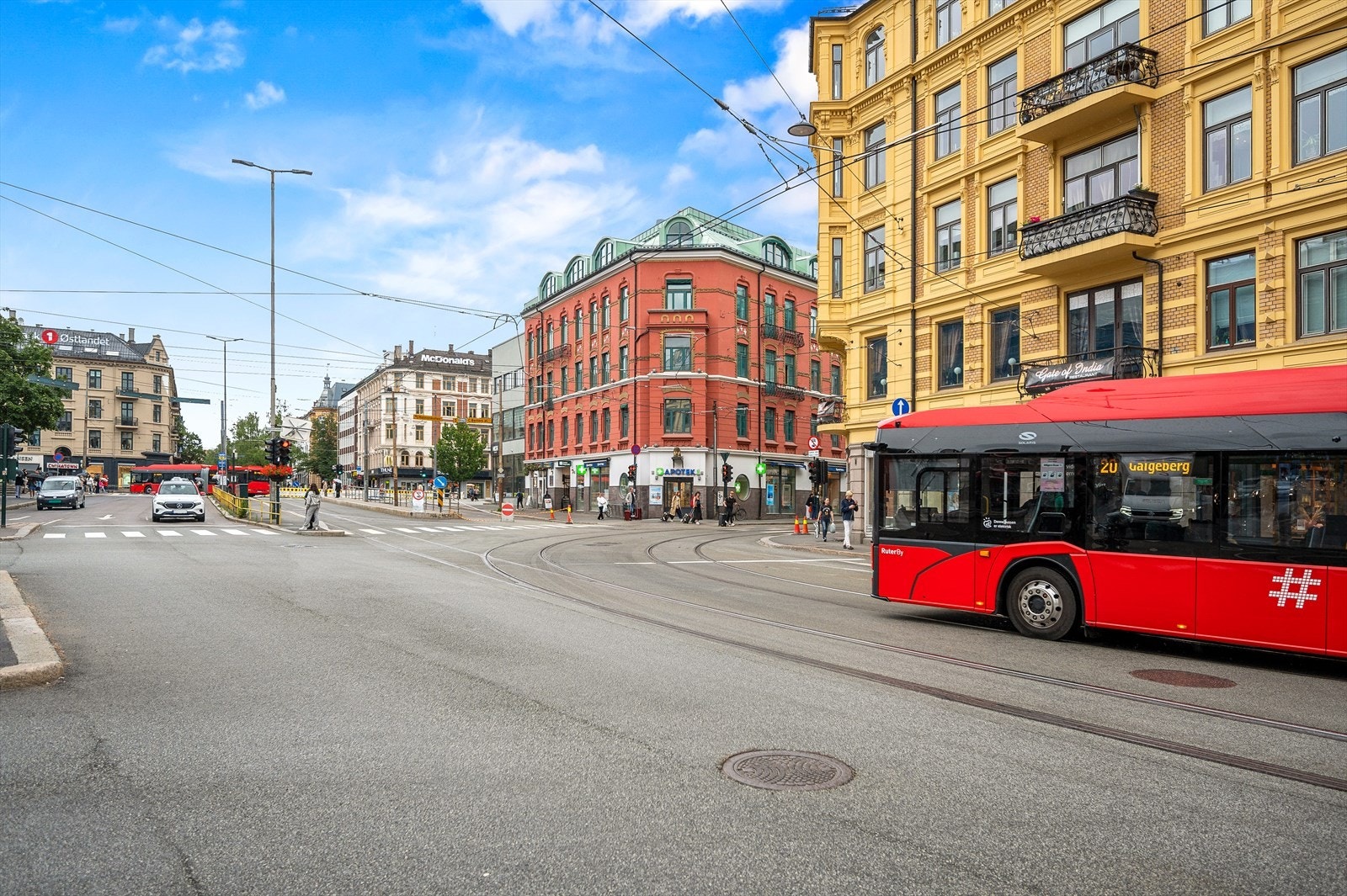 Majorstuen er et kollektivknutepunkt med trikk, T-bane og buss - med forbindelser i alle retninger Galleribilde