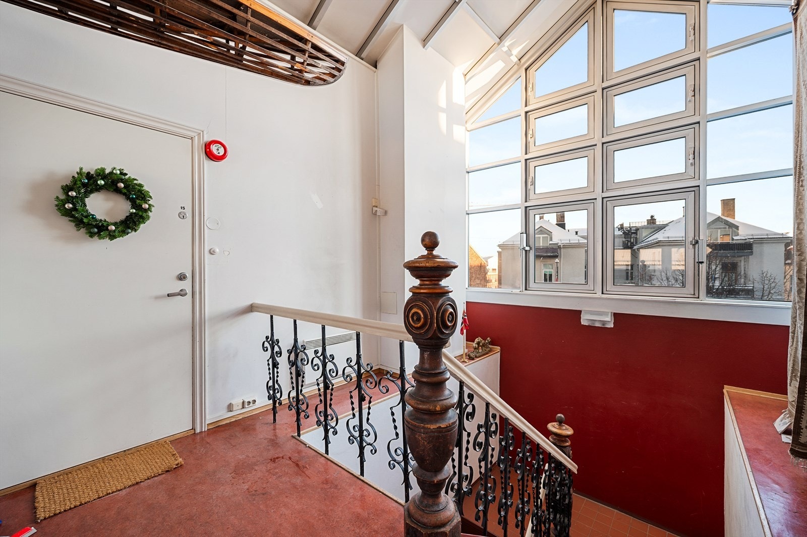 Hyggelig og lyst inngangsparti med store glassflater og luftig takhøyde. Oppgangene pyntes til jul og påske - en tradisjon som gir bygården et ekstra hyggelig preg Galleribilde