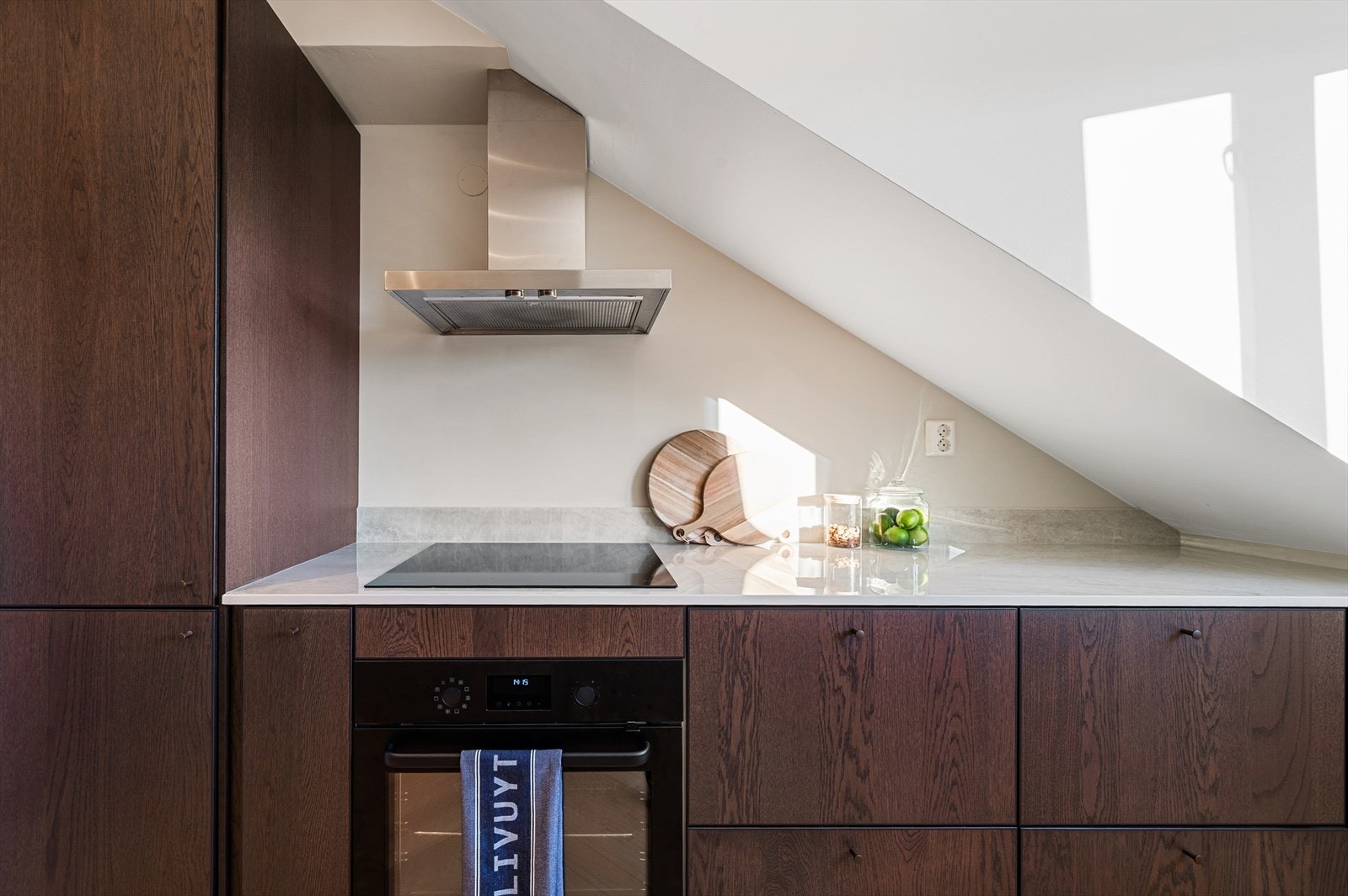 Fullt utstyrt med kombinert kjøl-/fryseskap, stekeovn, oppvaskmaskin og vannvakt Galleribilde