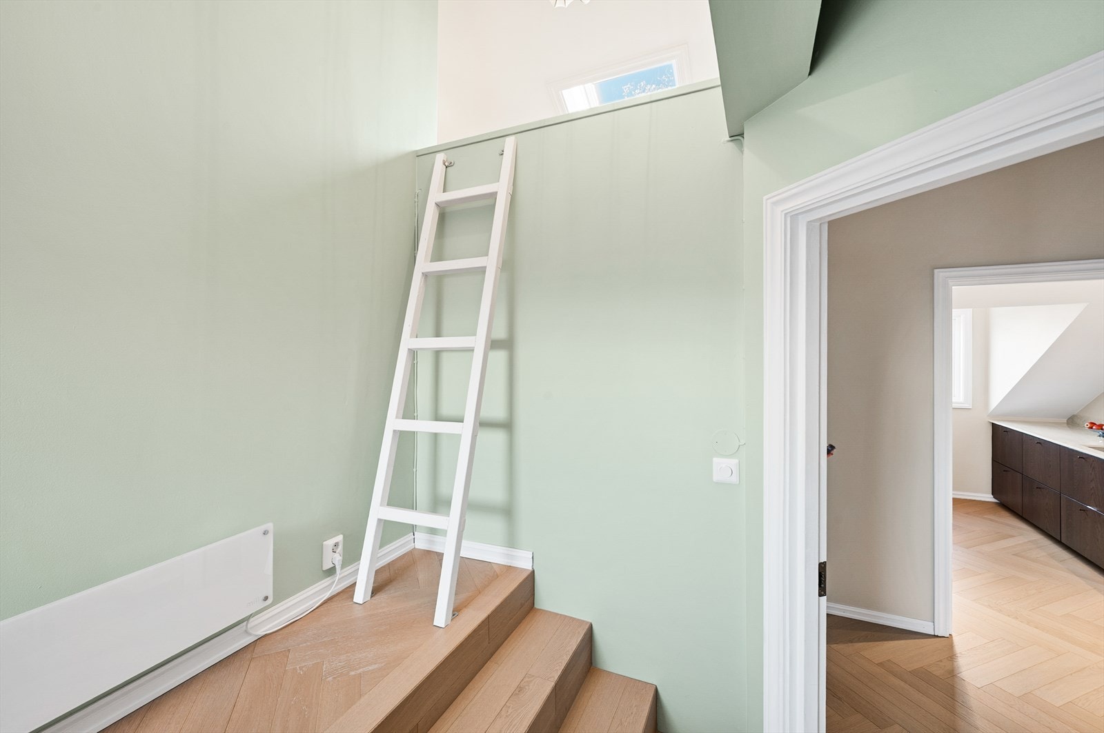 Fra soverommet er det adkomst til hems via stige Galleribilde