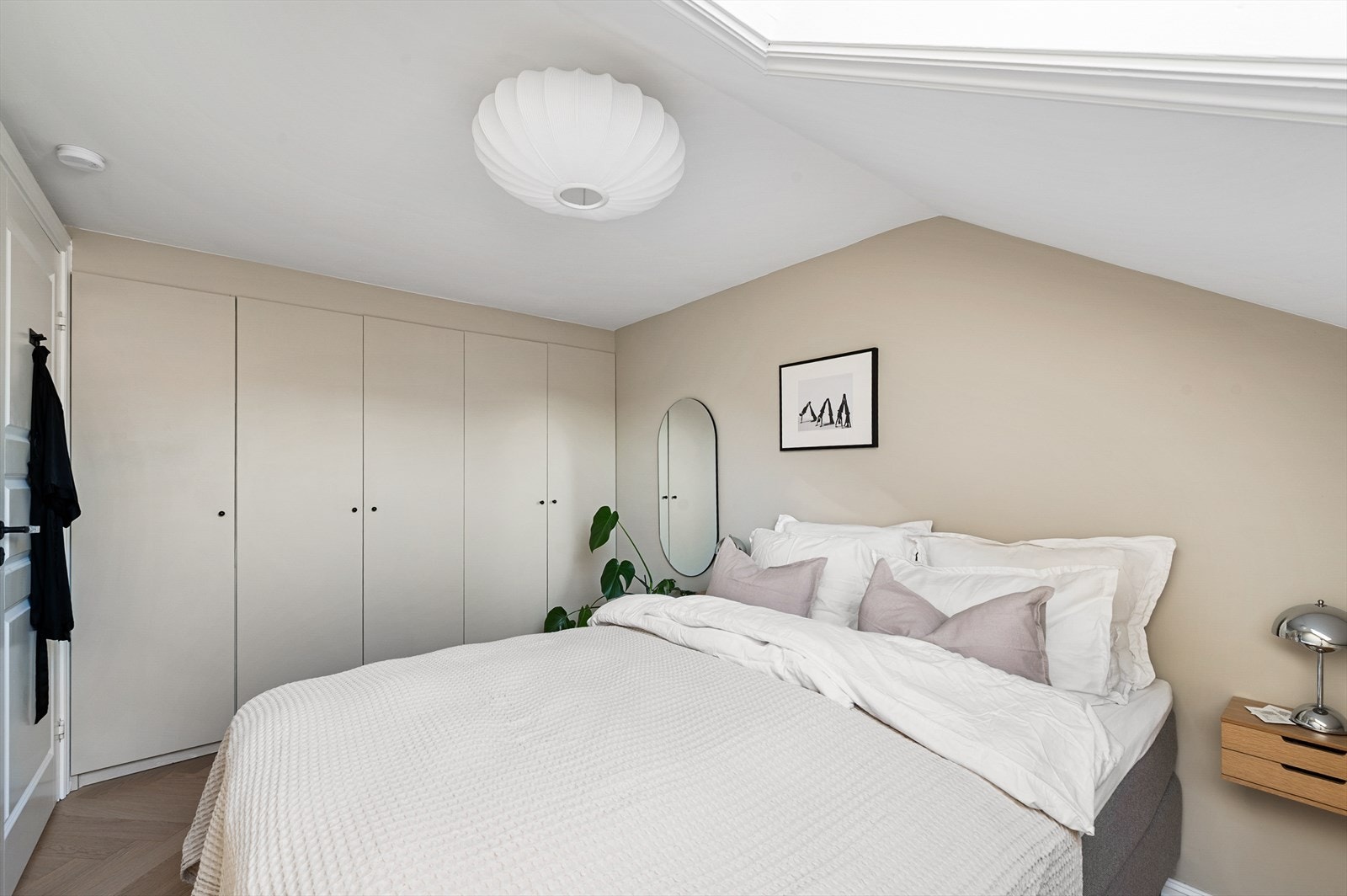 Plassbyggde garderobeløsninger gir gode oppbevaringsmuligheter, og takvindu med integrert solskjerming gir gode lysforhold Galleribilde