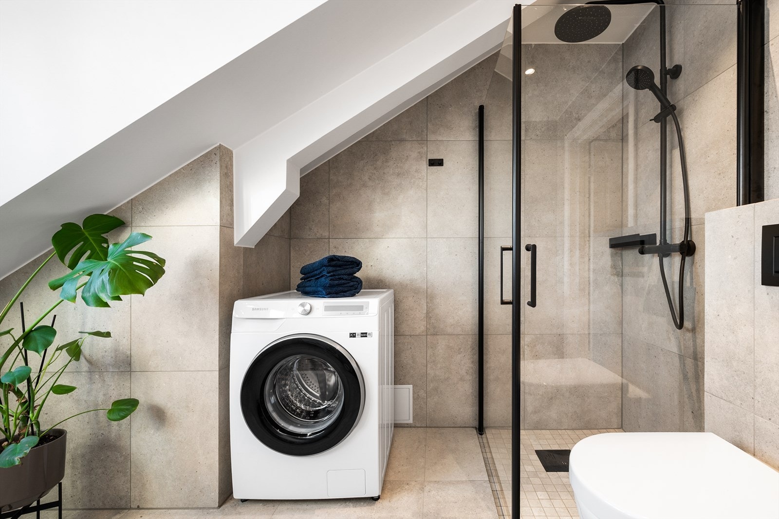 Elektriske varmekabler i gulv, downlights i himling og opplegg for vaskemaskin. Dusjhjørne med innfellbare glassdører og regnfallsdusj Galleribilde