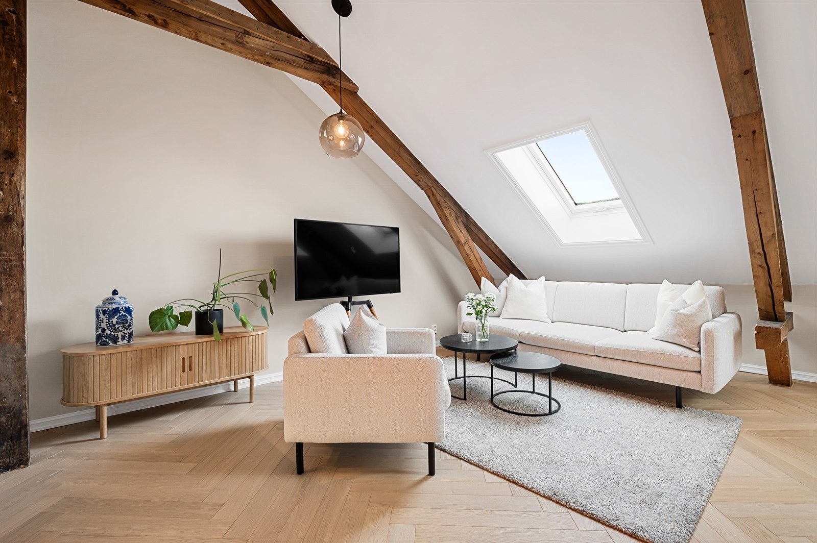 Gode lysforhold fra takvinduer, skråtak med synlige trebjelker og svært god takhøyde gir et åpent og luftig uttrykk Galleribilde