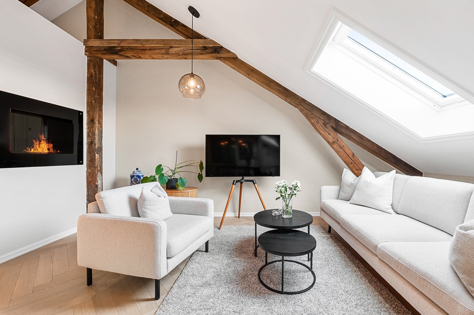 Gjennomgående biopeis, synlig fra to soner. Løsningen gir lun stemning og tilfører leiligheten det lille ekstra Galleribilde