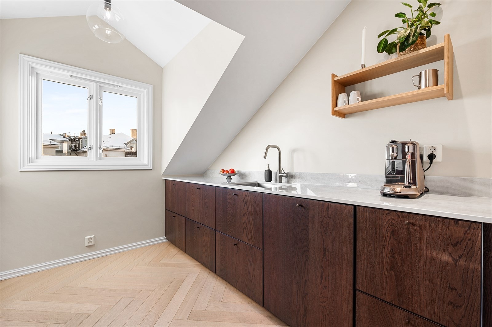 Kjøkkenet er nytt i 2024/2025 og fremstår moderne og gjennomført Galleribilde