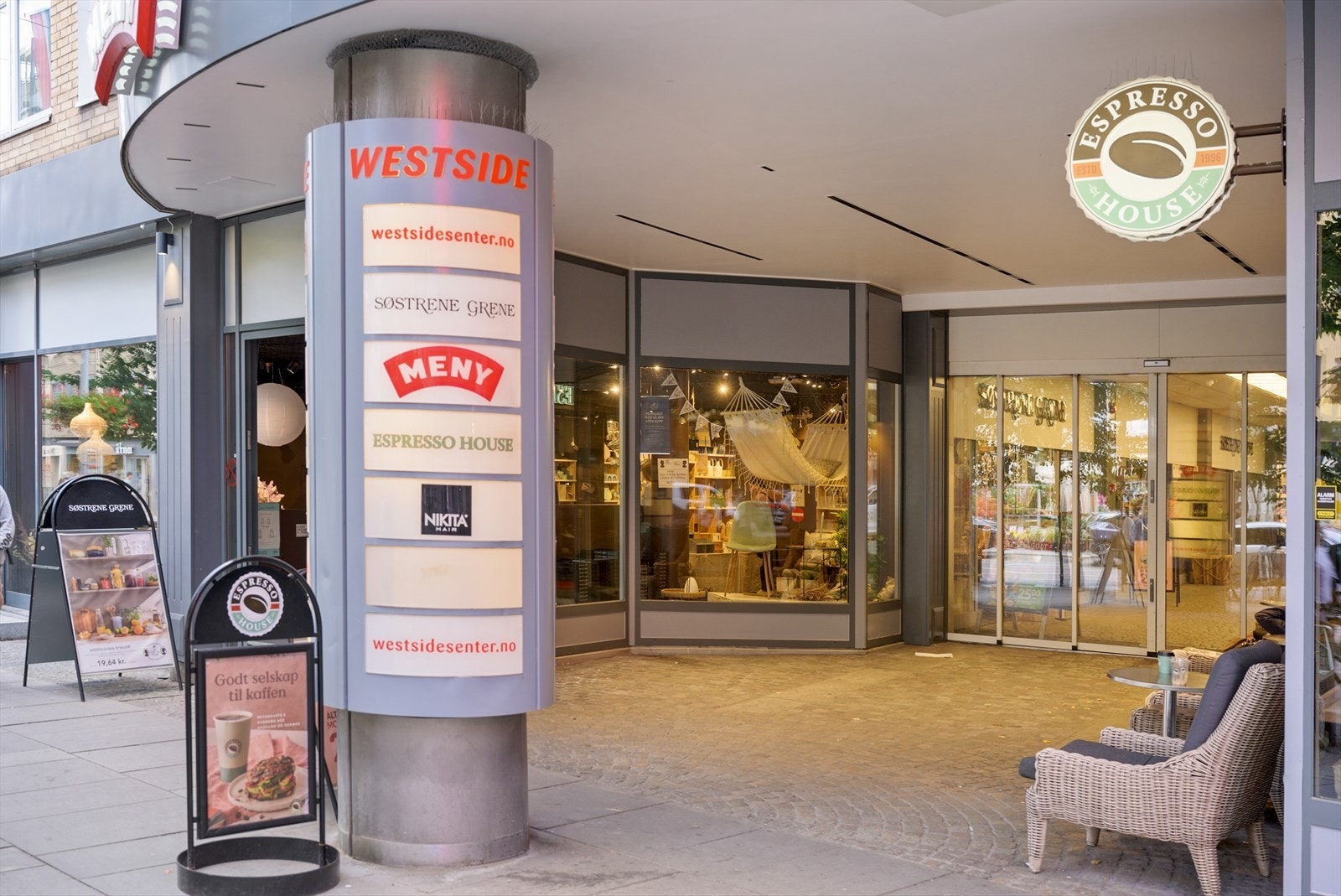 Det er kort vei til dagligvarebutikker, nisjebutikker, delikatesseforretninger, treningssentre, Yoga og et bredt utvalg av kaféer og servicetilbud Galleribilde