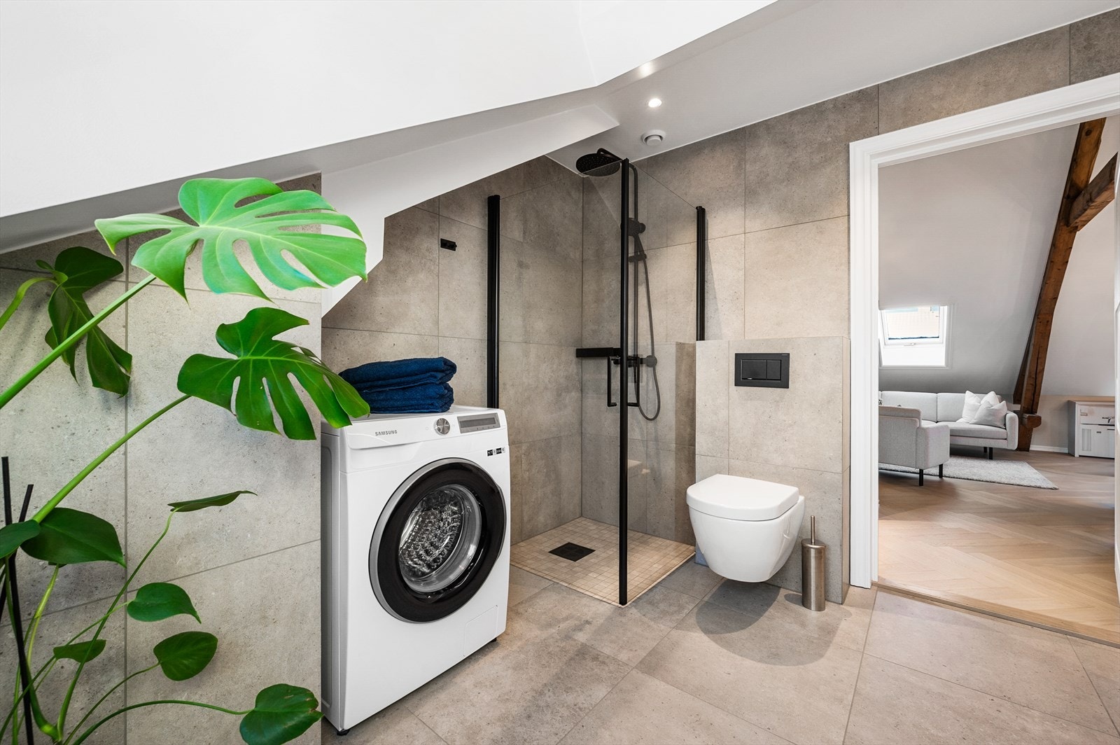 Gjennomgående sort utførelse på armaturer, profiler, slukrist, knagger og detaljer gir et tidsriktig uttrykk Galleribilde