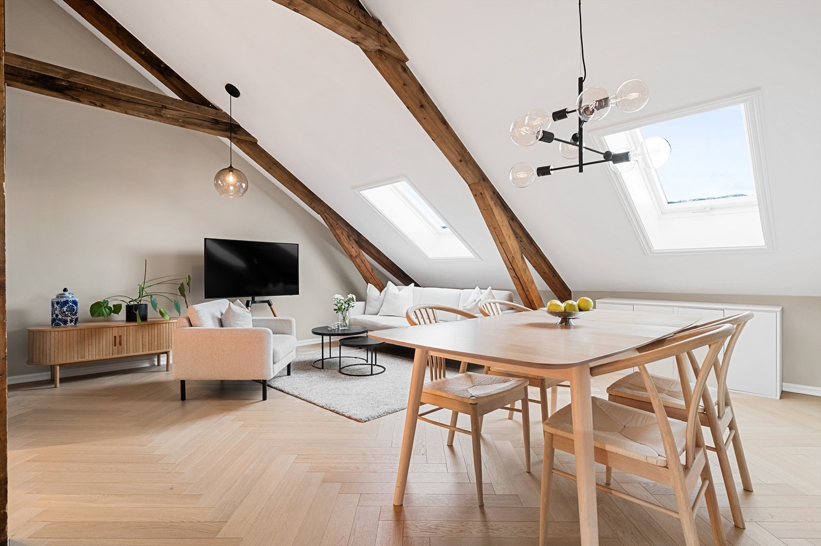 Stor og luftig stue med særpreg og en helt spesiell romfølelse Galleribilde