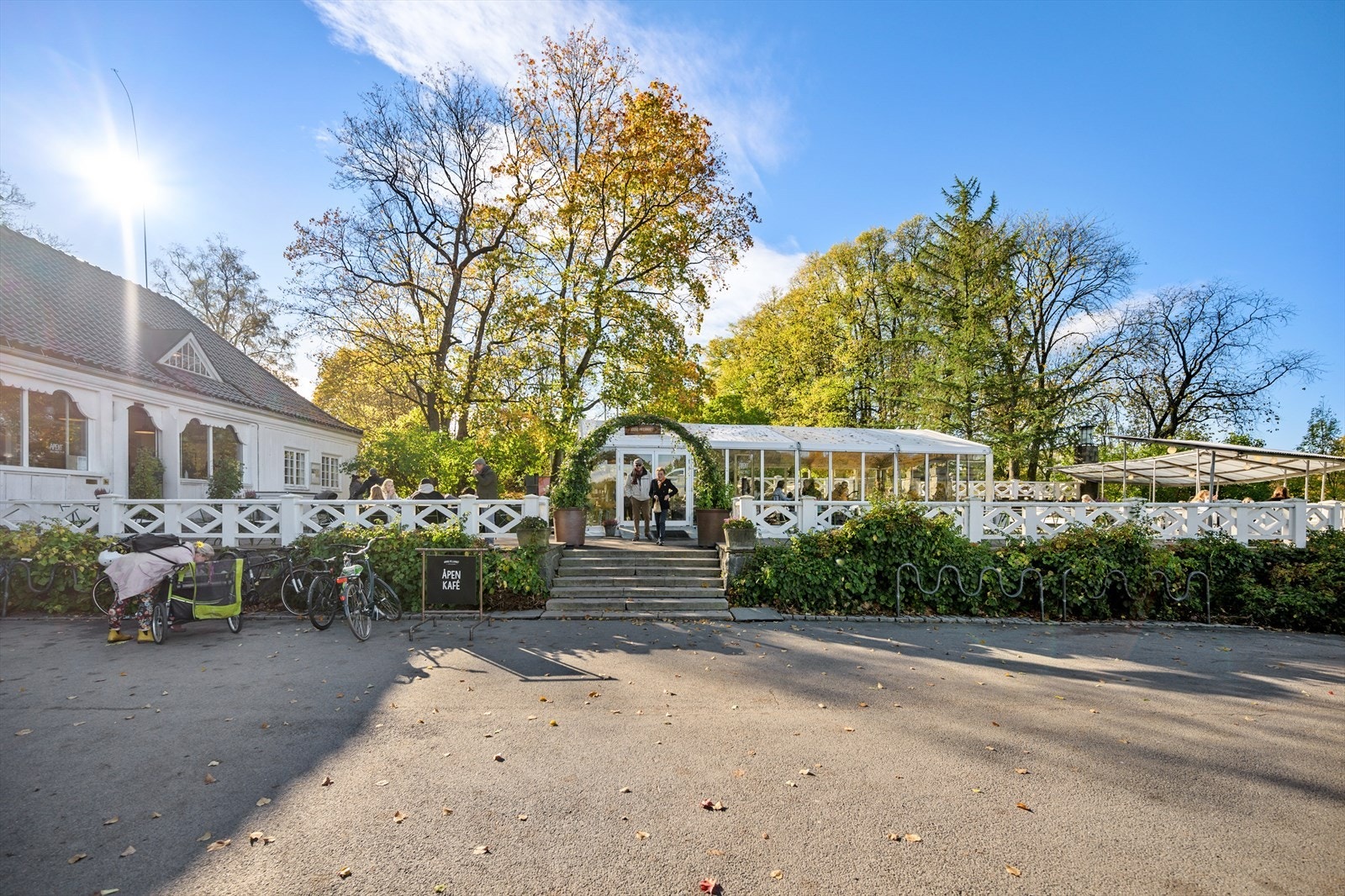 Det er kort vei til vakre Frognerparken med Vigelandsanlegget og Frognerbadet. Her finner du kafé, flotte skulpturer, frodig beplantning og store grøntområder - perfekt for trilleturer, parkliv og trening Galleribilde