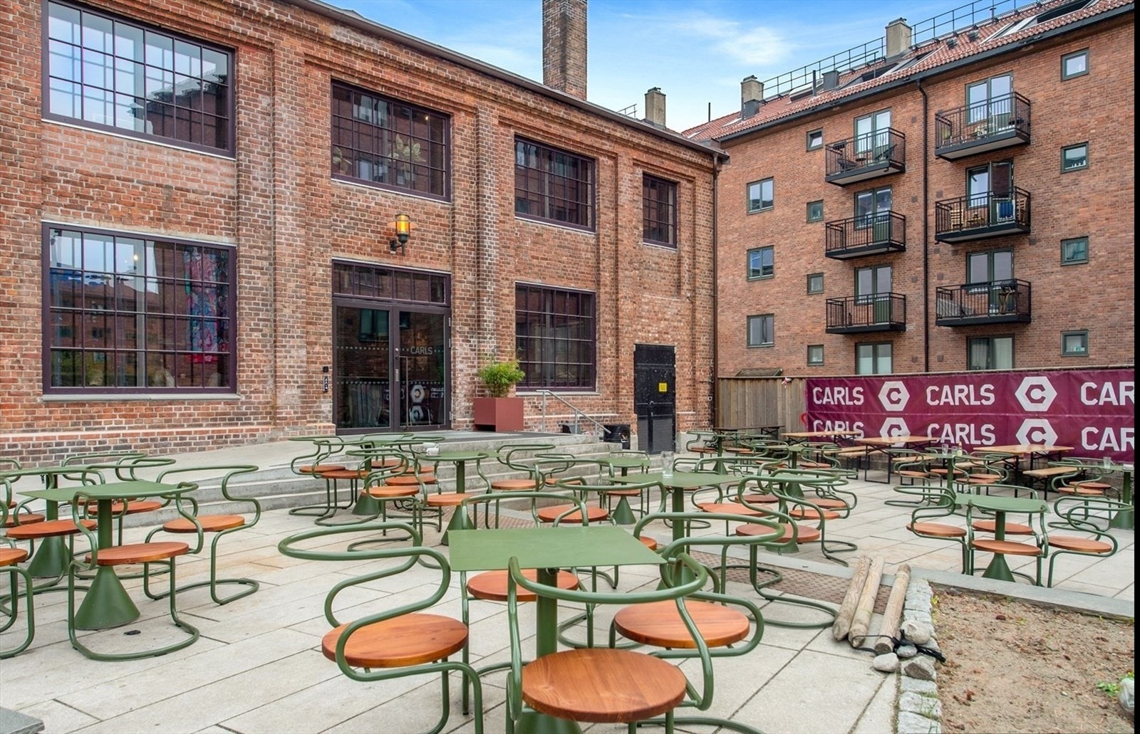 Carls - Storstua på Carl Berners plass, ligger i umiddelbar nærhet til leiligheten. Her har du nesten 3000 kvm med store og små opplevelser, under ett og samme tak. Fordelt over en kafé & bar, restaurant, uteservering, vinbar, og to store arrangements Galleribilde