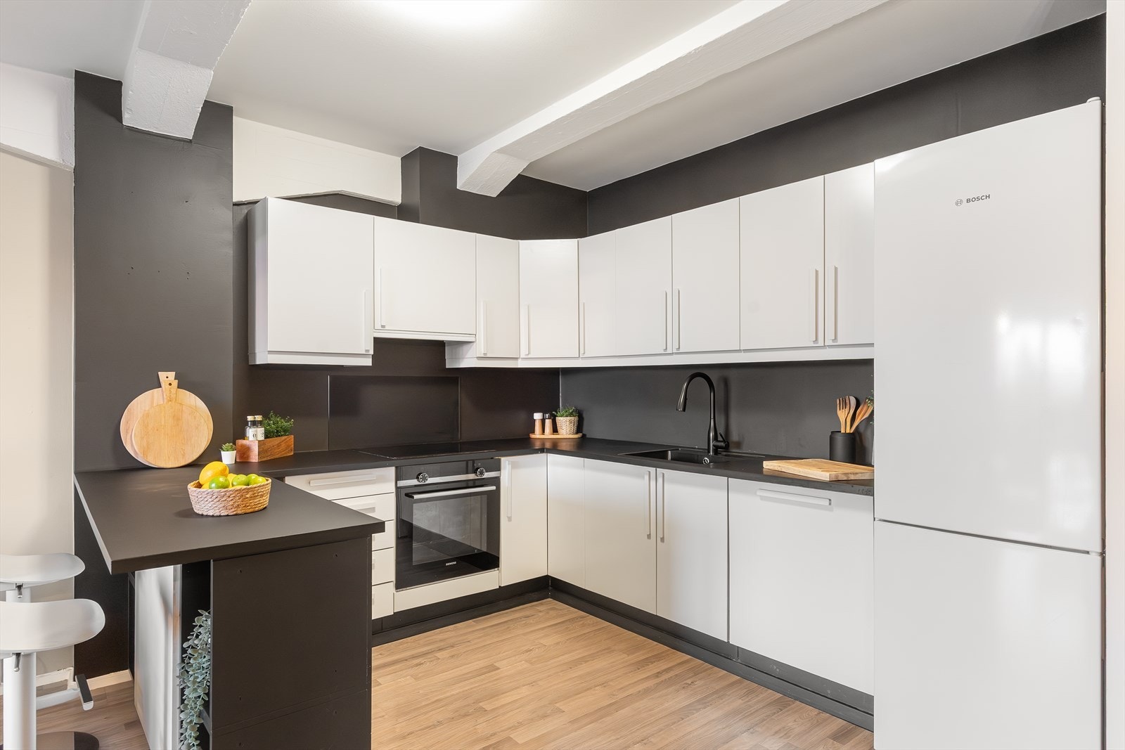 Kjøkkenet er utstyrt med integrert platetopp, stekeovn og oppvaskmaskin. Fronter, kjøkkenøy, benkeplater, kum og blandebatteri er fra 2020. Galleribilde