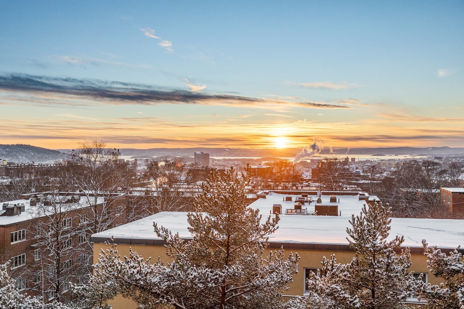 Stuen har fransk balkong med sørvestvendt utsikt og byr på en imponerende utsikt over bylandskapet og fjorden - et sjeldent og attraktivt kvalitetsstempel. Galleribilde