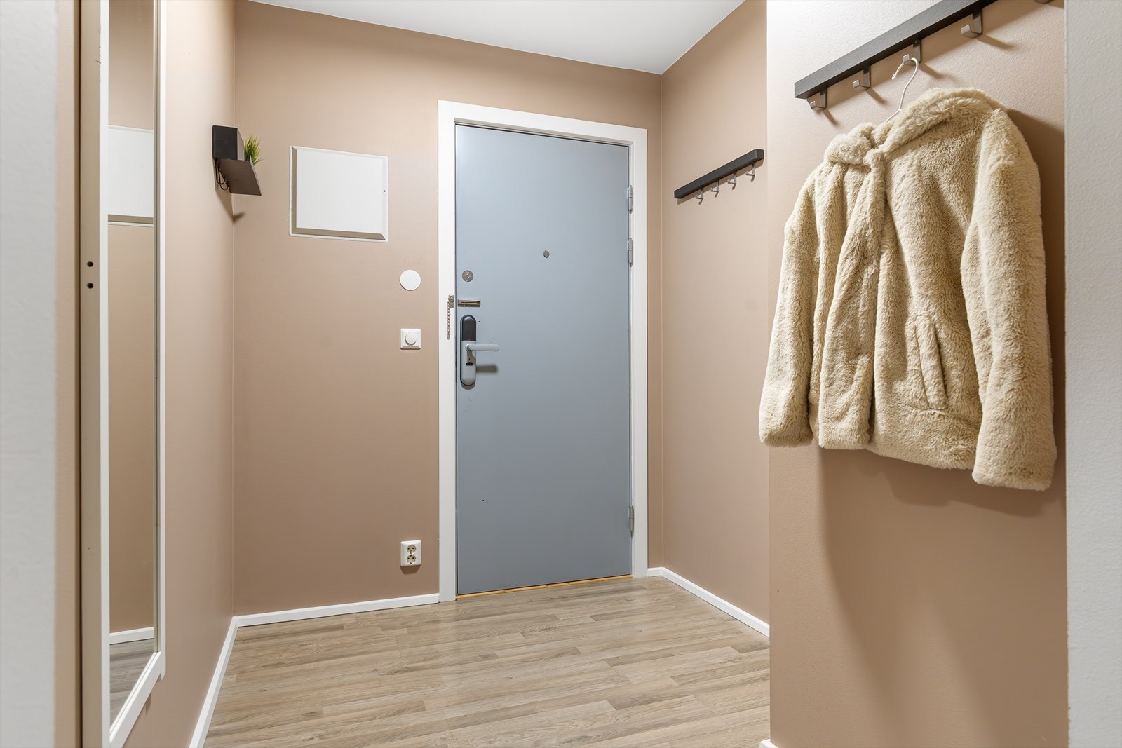 Leiligheten har en innbydende entré som skaper et umiddelbart godt førsteinntrykk. Galleribilde