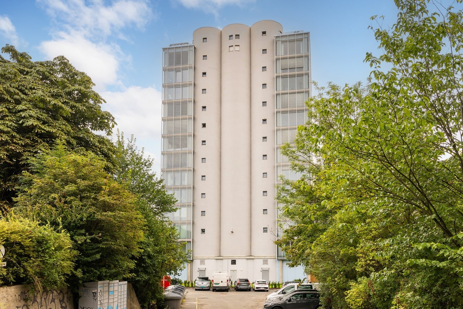 Leiligheten har beliggenhet i det velkjente og ikoniske silobygget på Sinsen, kjent for sitt unike arkitektoniske uttrykk. Galleribilde