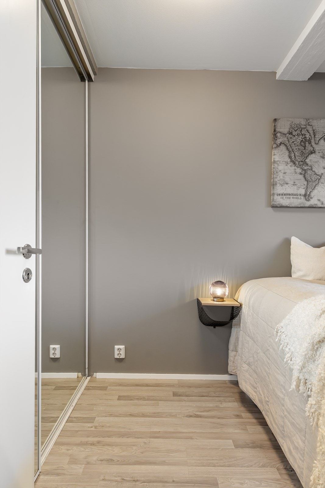 Fra stuen er det adkomst til soverommet. Galleribilde