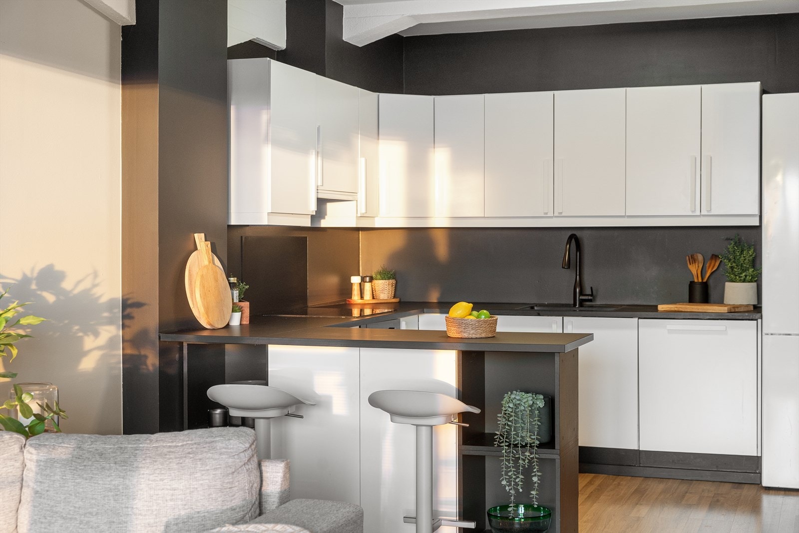 Kjøkkenet er i åpen løsning mot stuen og danner et naturlig samlingspunkt med en åpen og sosial atmosfære. Galleribilde