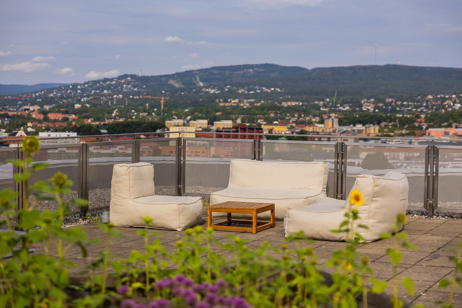 Terrassen er utstyrt med sittegrupper og solsenger. Galleribilde