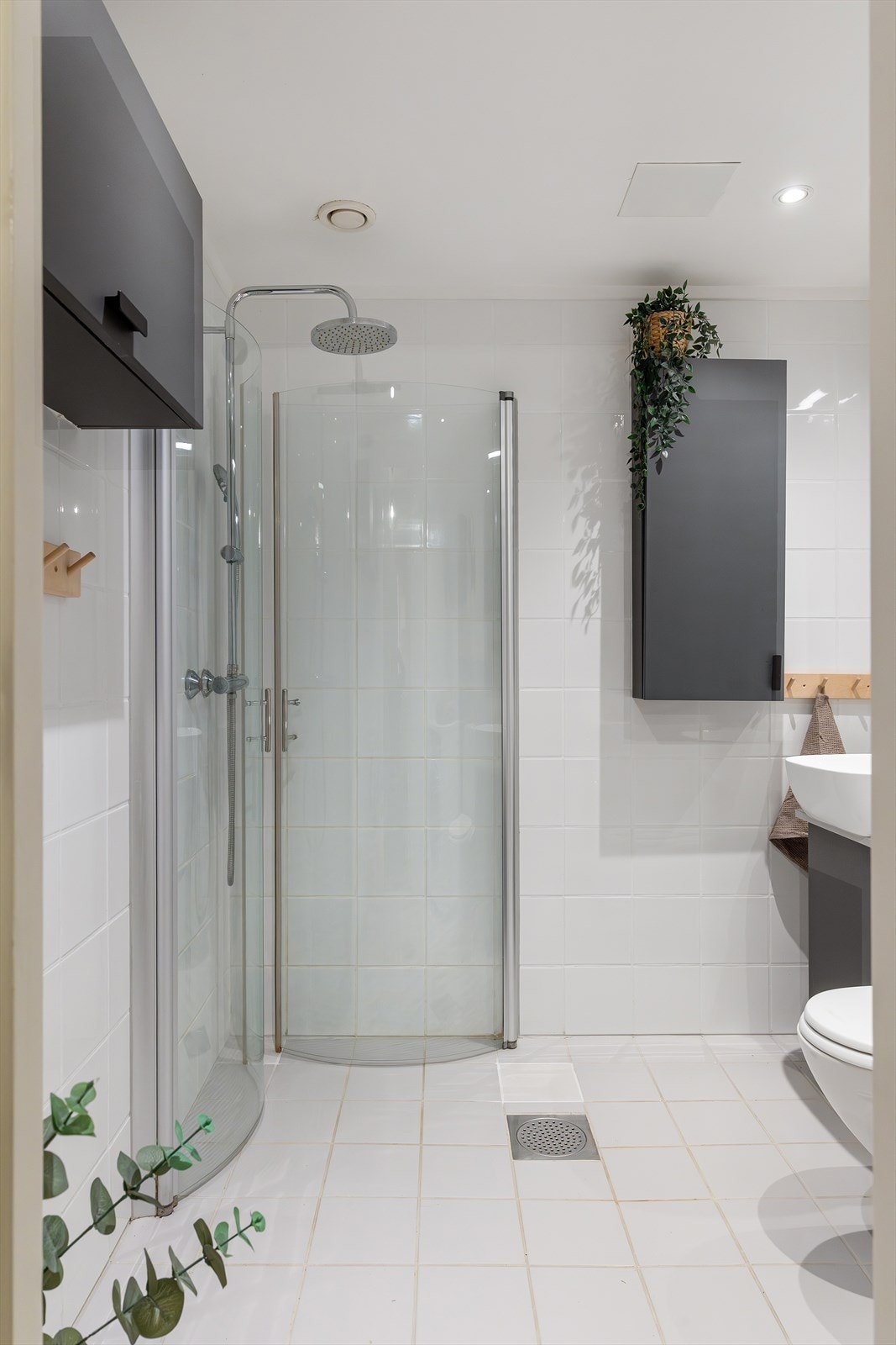 Pent, flislagt baderom på 3,84 m² med gulvvarme og downlights i himlingen. Galleribilde