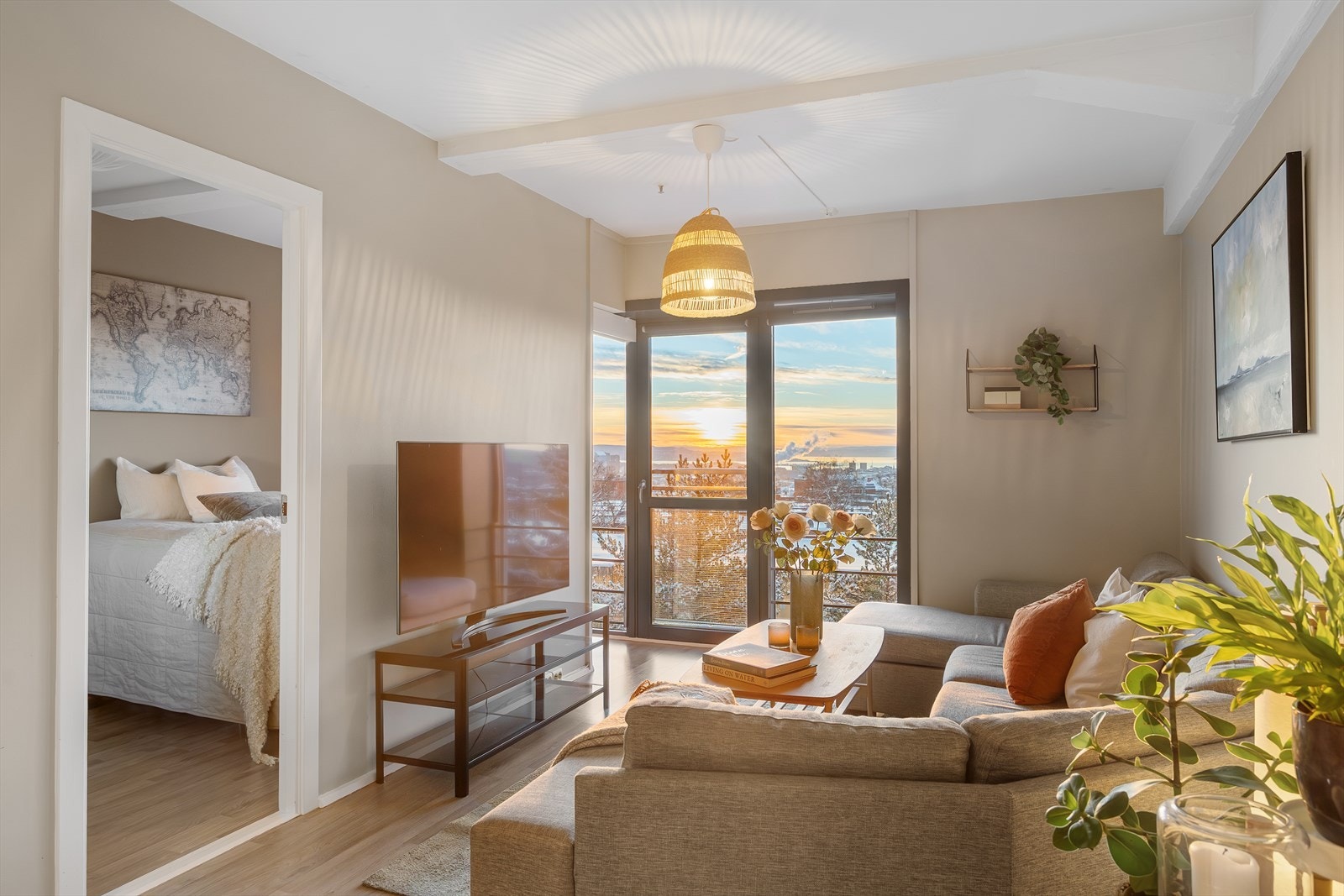 Mens du slapper av i sofaen kan du nyte en flott utsikt gjennom vinduet, med vakre innslag av Oslofjorden. Galleribilde