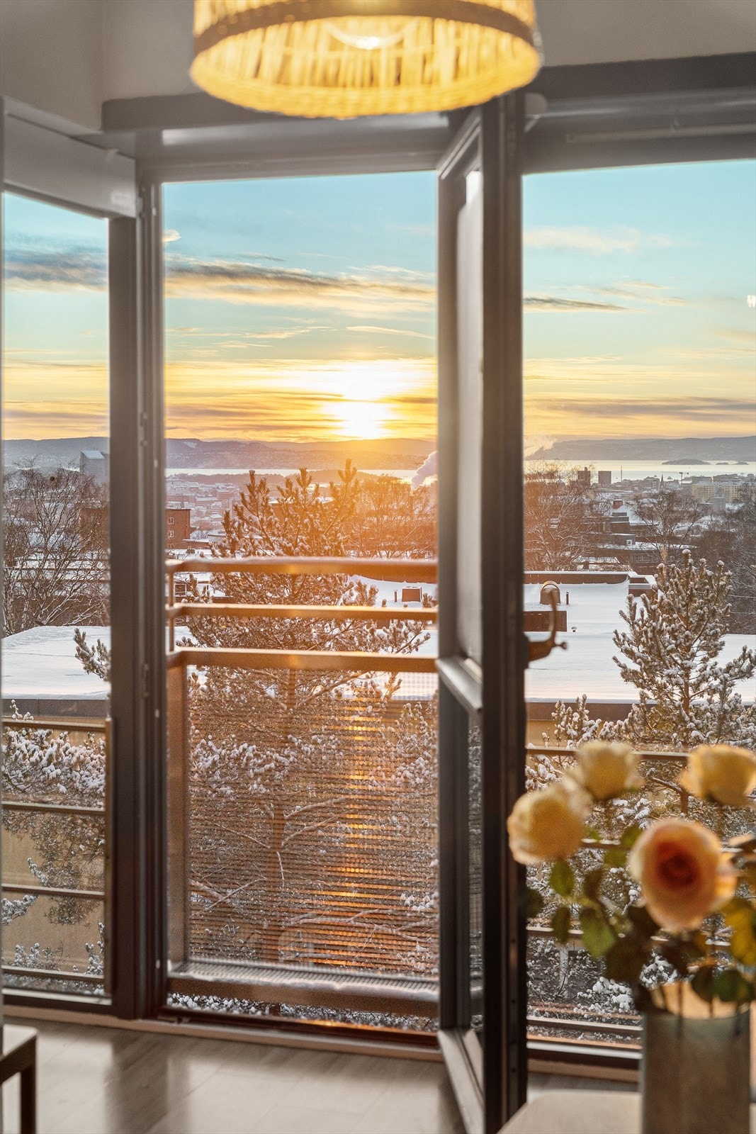 Den franske balkongen slipper lyset inn og gir en åpen og luftig atmosfære, samtidig som du kan nyte utsikten direkte fra stuen. Galleribilde