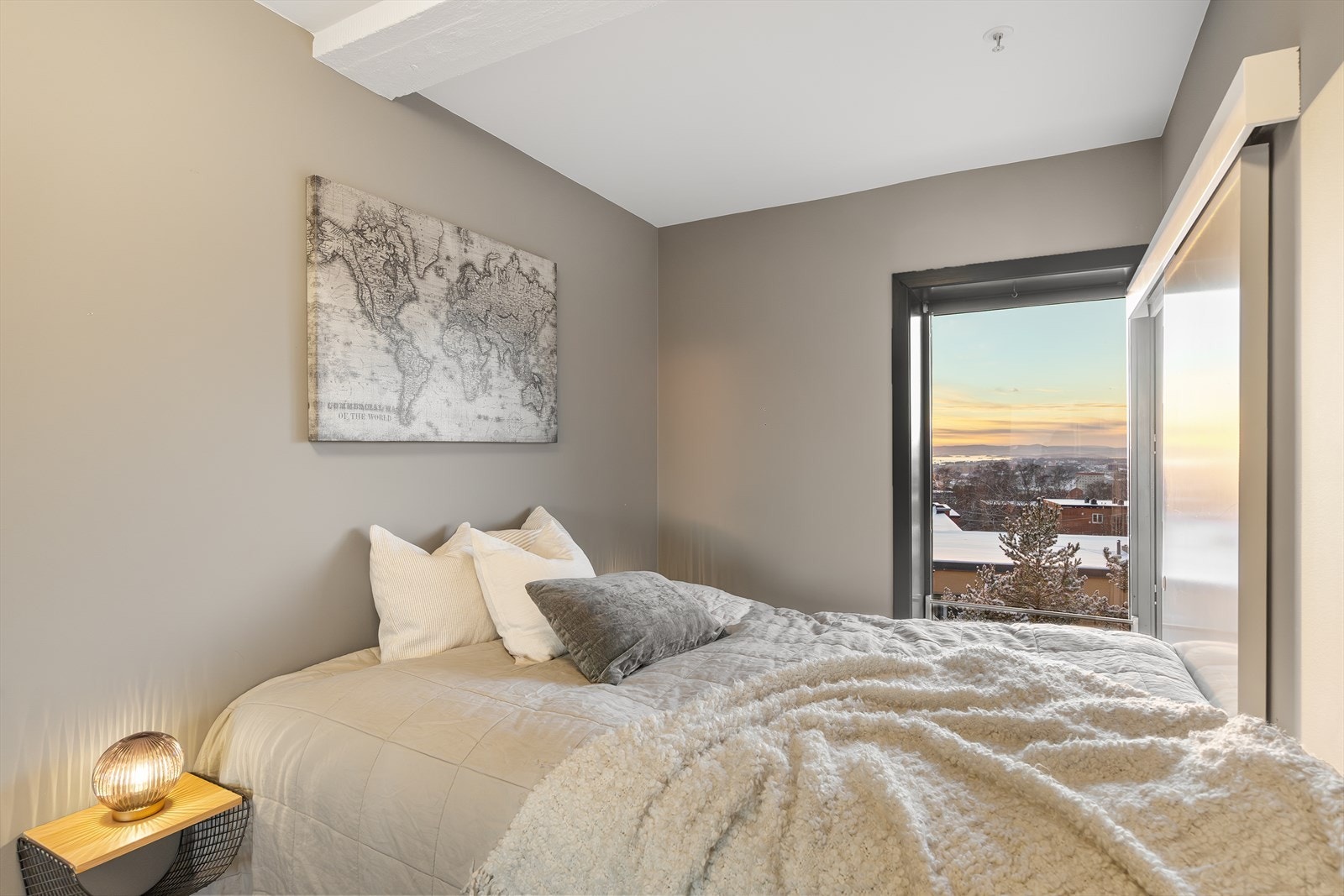 Soverommet er romslig, med plass til dobbeltseng, nattbord og tilhørende møbler. Galleribilde