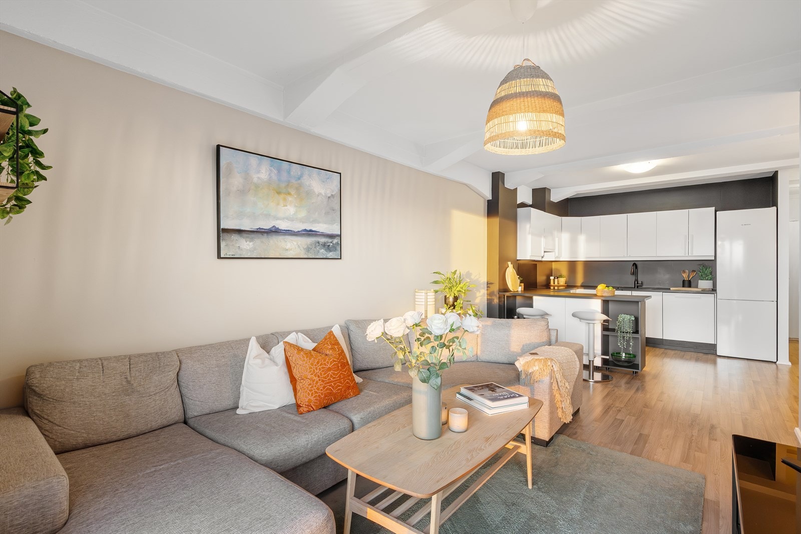 Den åpne planløsningen gir fleksible møbleringsmuligheter, med god plass til både sofagruppe, TV-løsning og spisebord med tilhørende stoler. Galleribilde