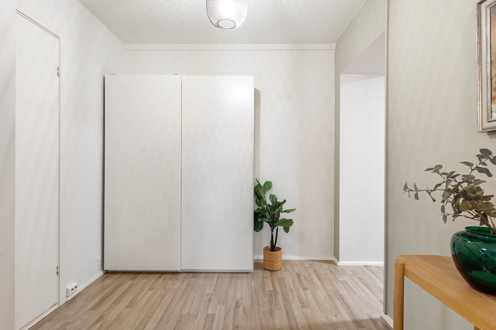 I gangen finnes et praktisk garderobeskap som gir god oppbevaringsplass. Galleribilde