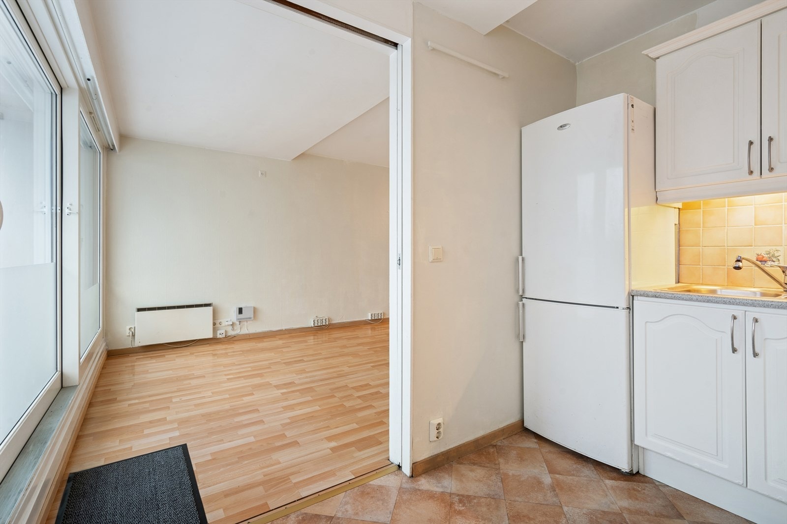 Romslig kjøkken med skyvedør som er plassbesparende Galleribilde