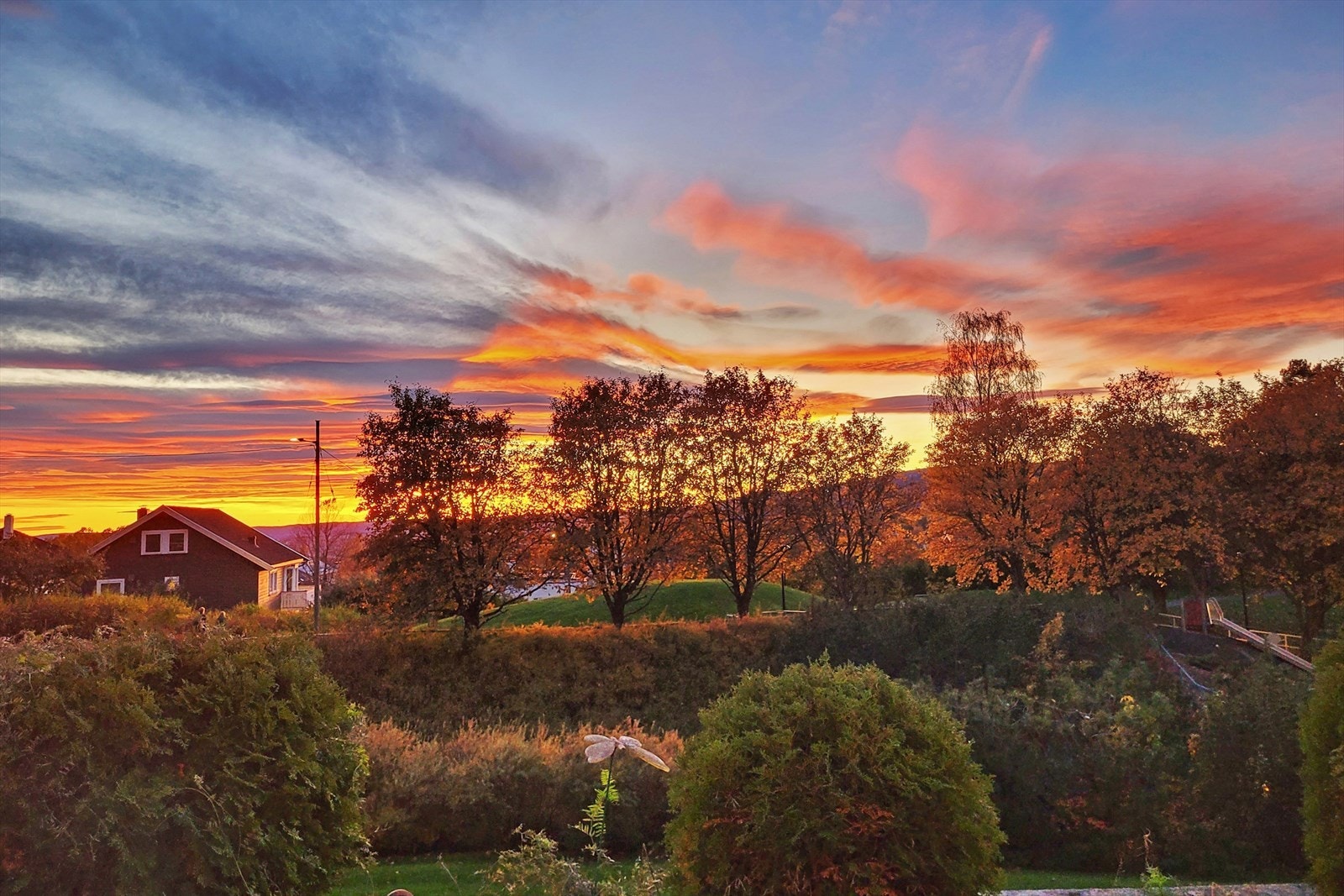 Bilde av solnedgang fra verandaen, tatt med selgers mobil Galleribilde