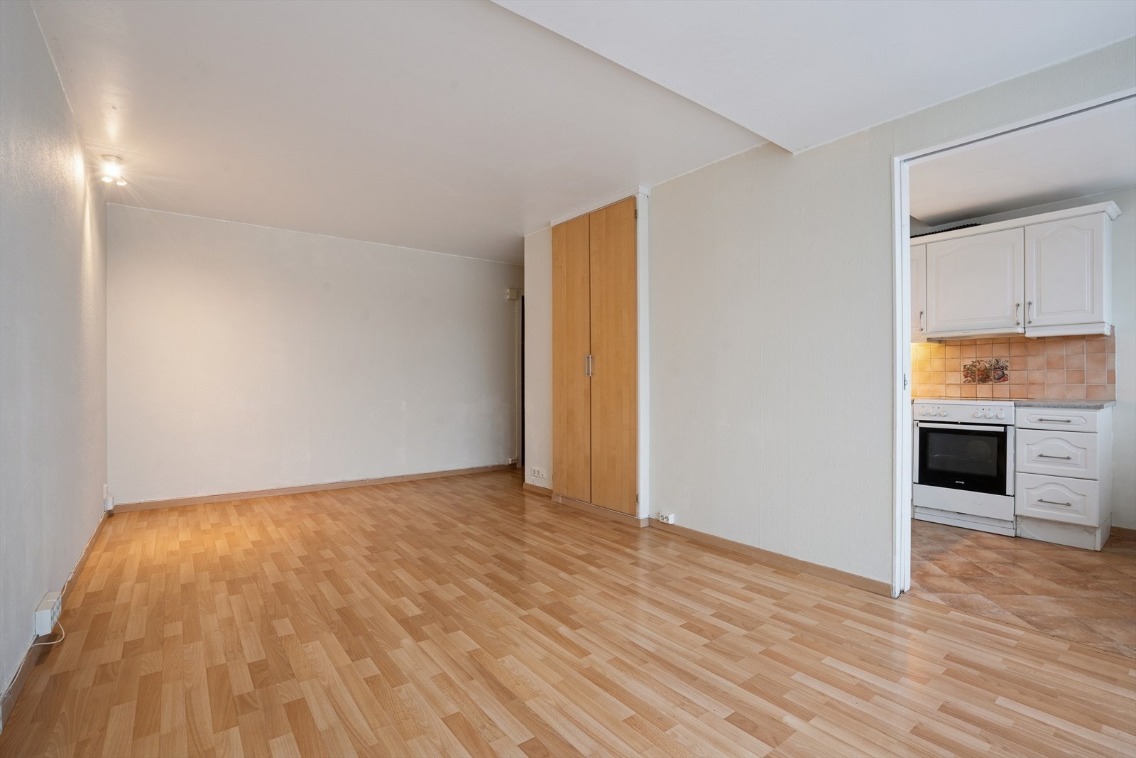 Luftig stue med fine møbleringsmuligheter Galleribilde