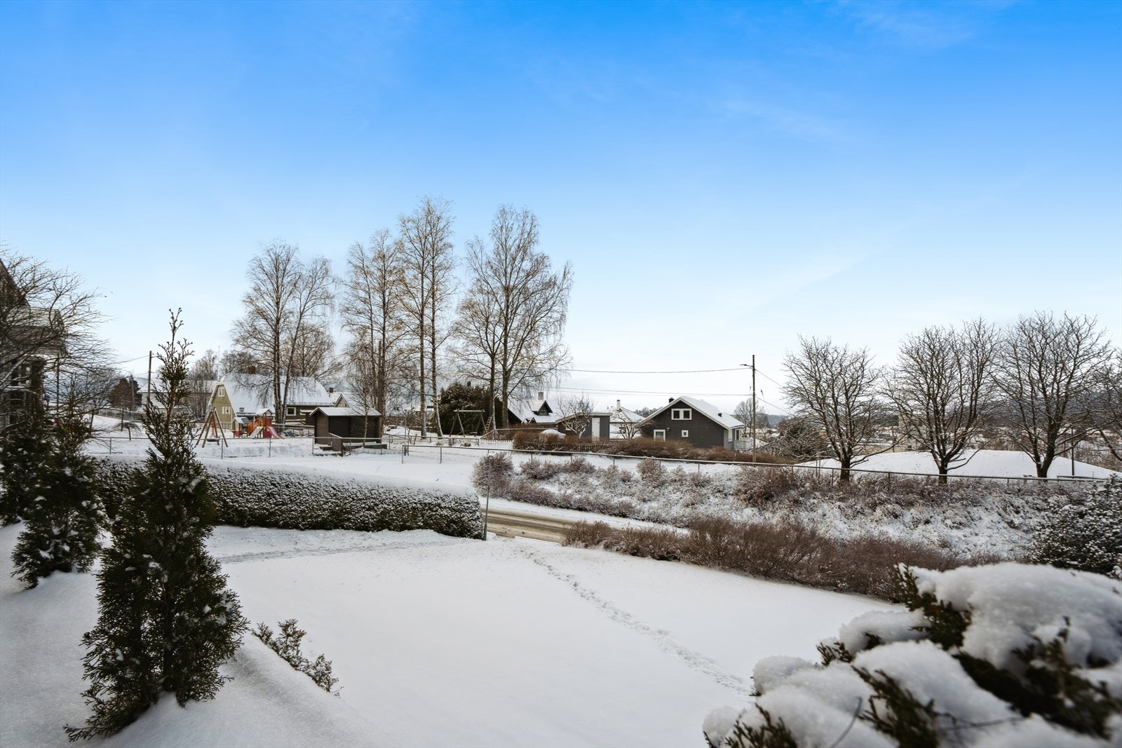 Hyggelig utsyn fra verandaen, omringet av naturskjønne omgivelser og direkte tilgang til marka Galleribilde