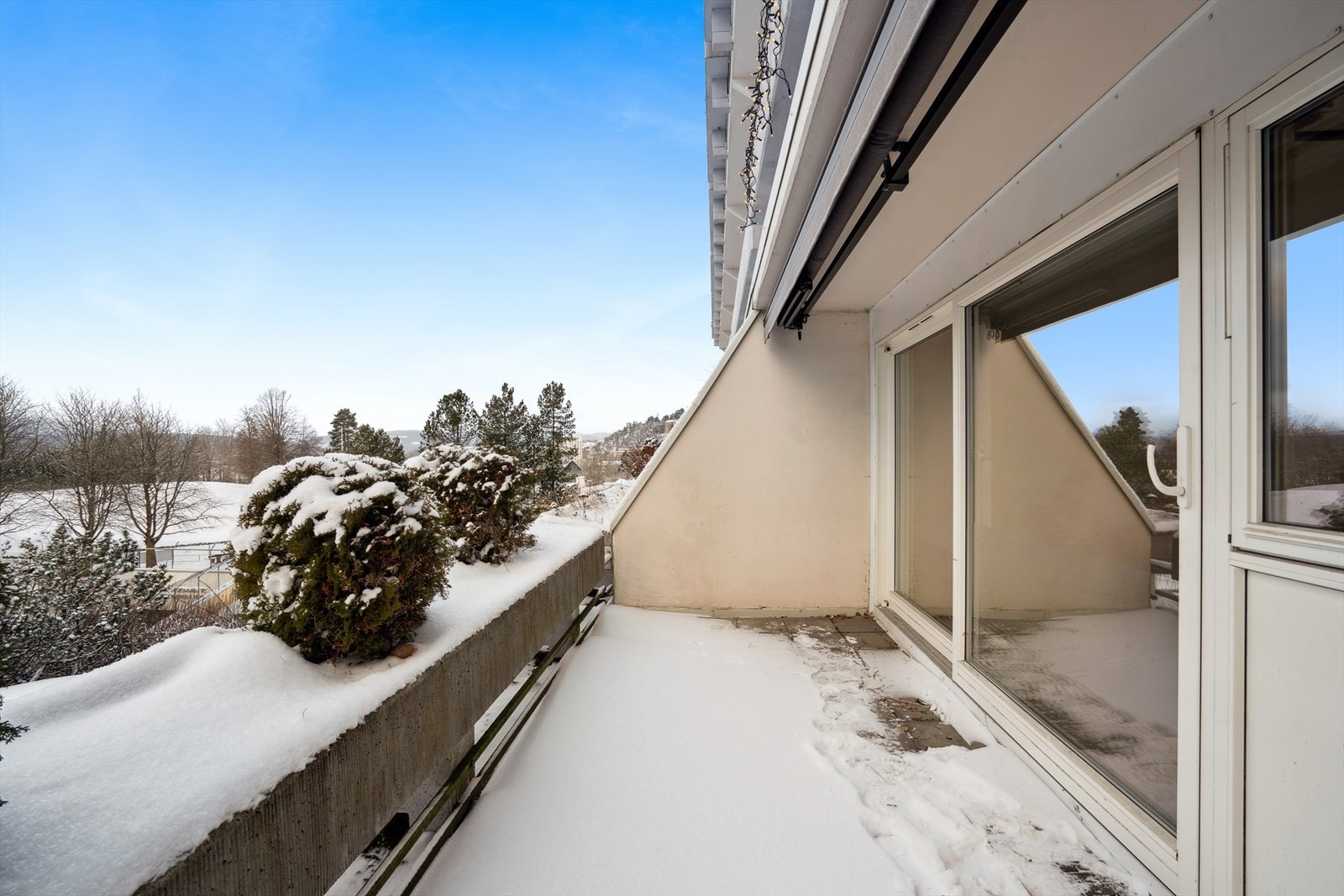 Fine uteområder på egen tomt som er et yndet sted for sameierne i alle aldersgrupper Galleribilde