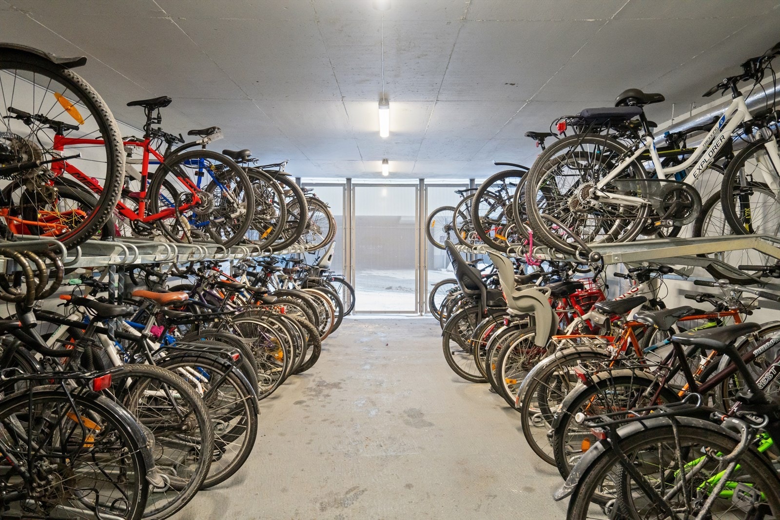 Sykkelrom og servicestasjon hvor man kan henge opp sykkelen for vask eller service Galleribilde