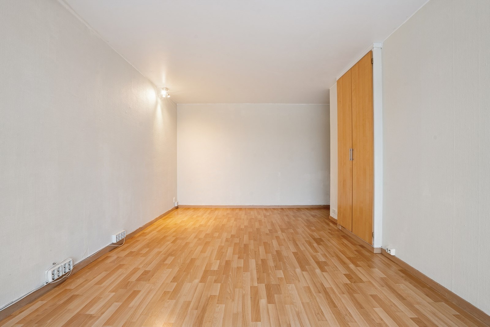 Innebygd skap med god plass til oppbevaring Galleribilde