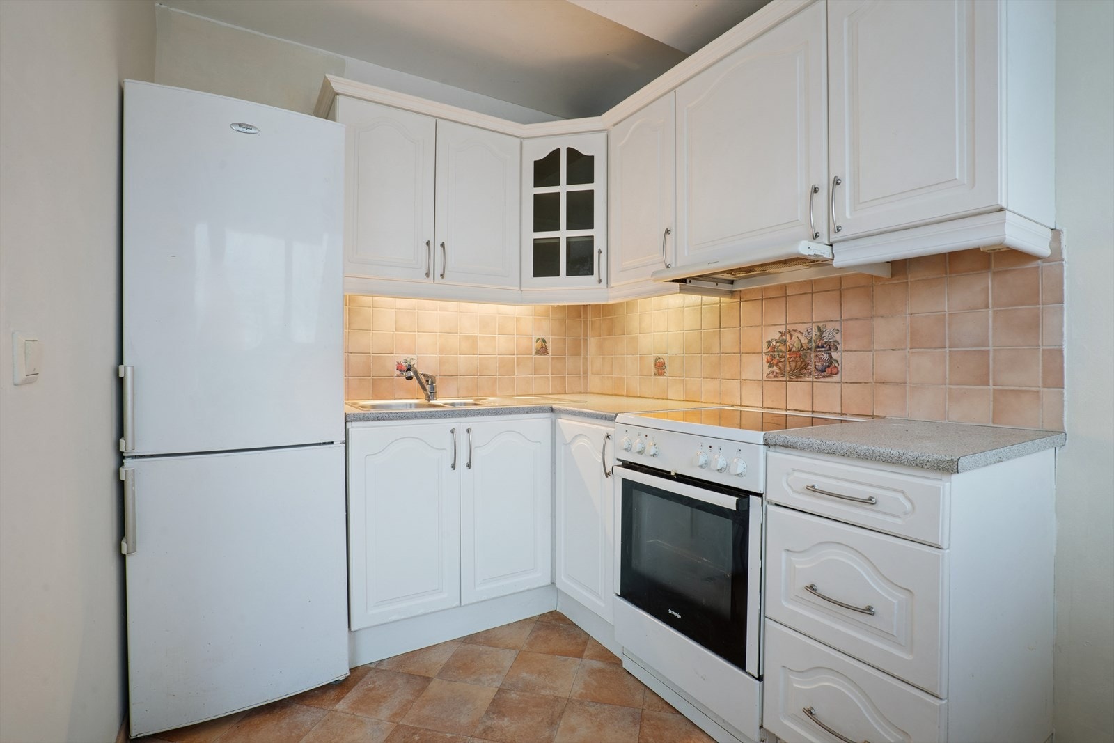 Kjøkkenet byr på godt med skuff- og skapplass samt fine arbeidsflater Galleribilde