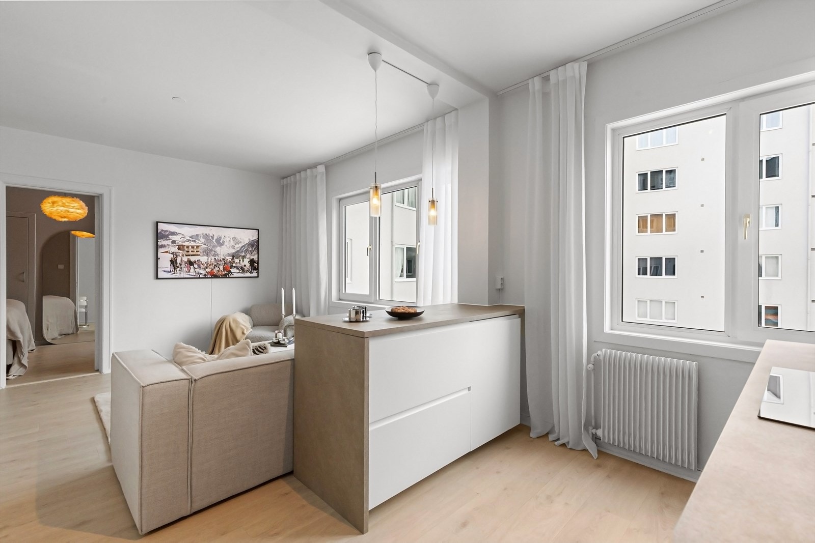 Kjøkkenet har godt med lagringsplass og flere soner for matlaging. Galleribilde