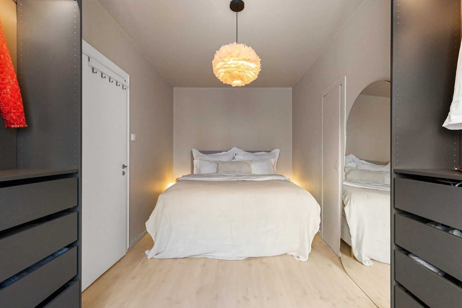 Plass til dobbeltseng. Ekstra lagring i høyskap (til høyre på bildet). Galleribilde
