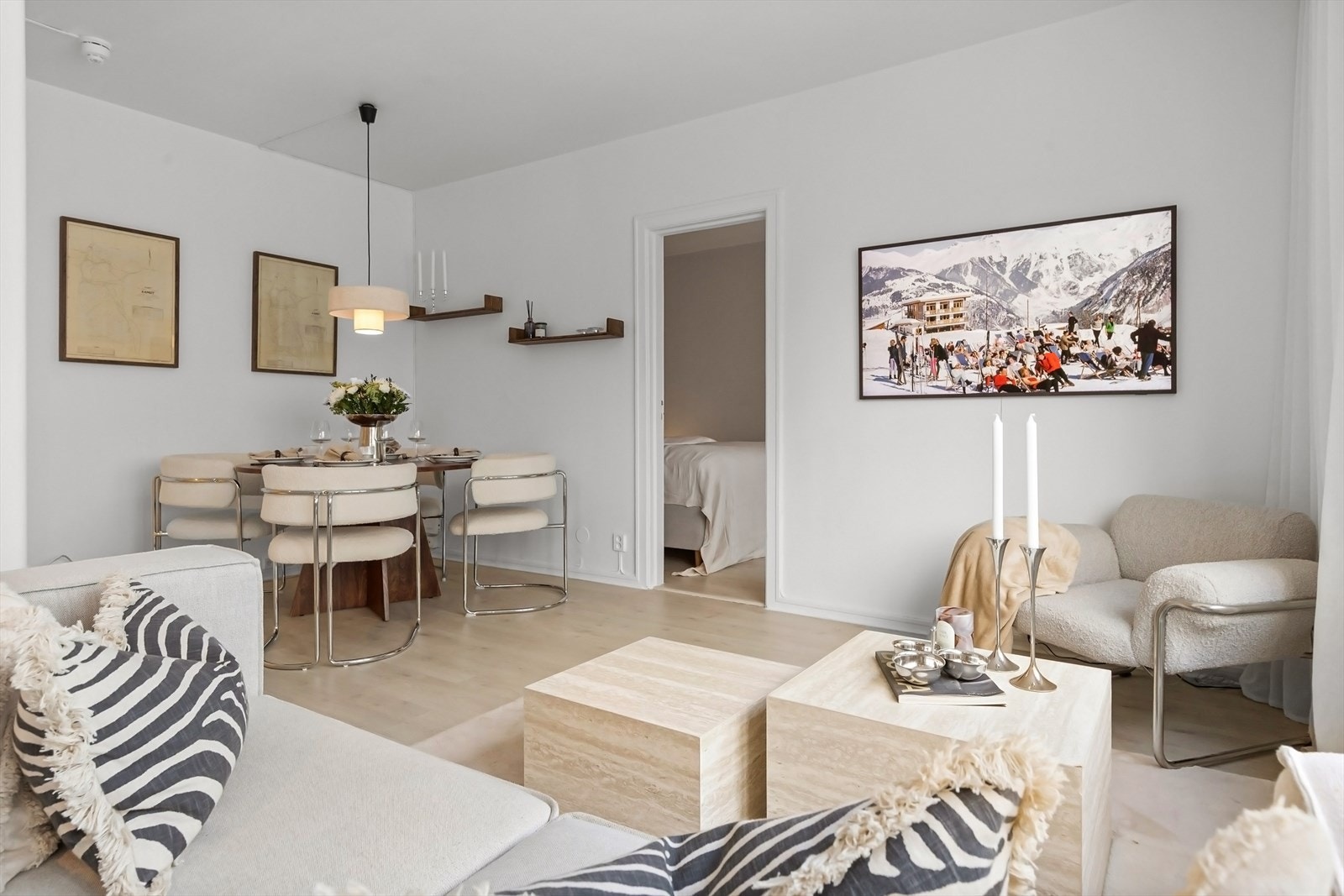 Stue har plass til både sofagruppe og spisebord. Galleribilde